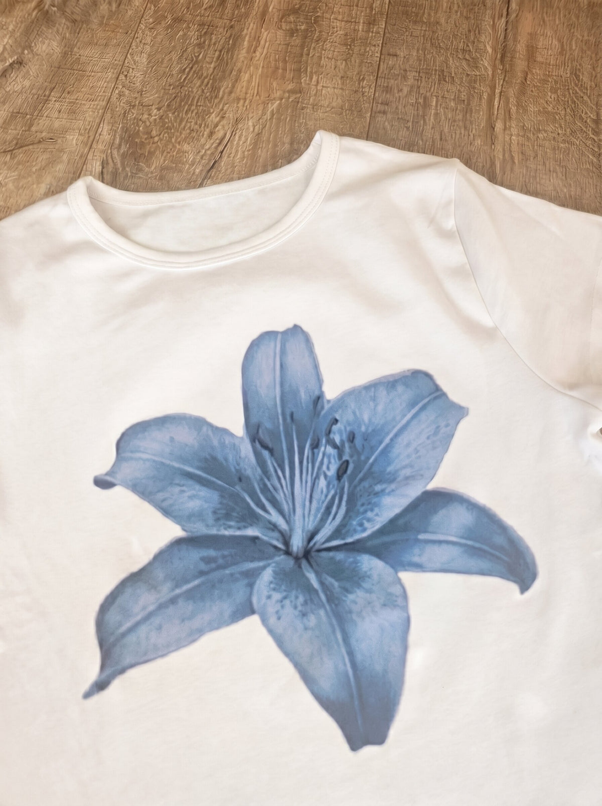 Blue Lily Graphic Crop Tee