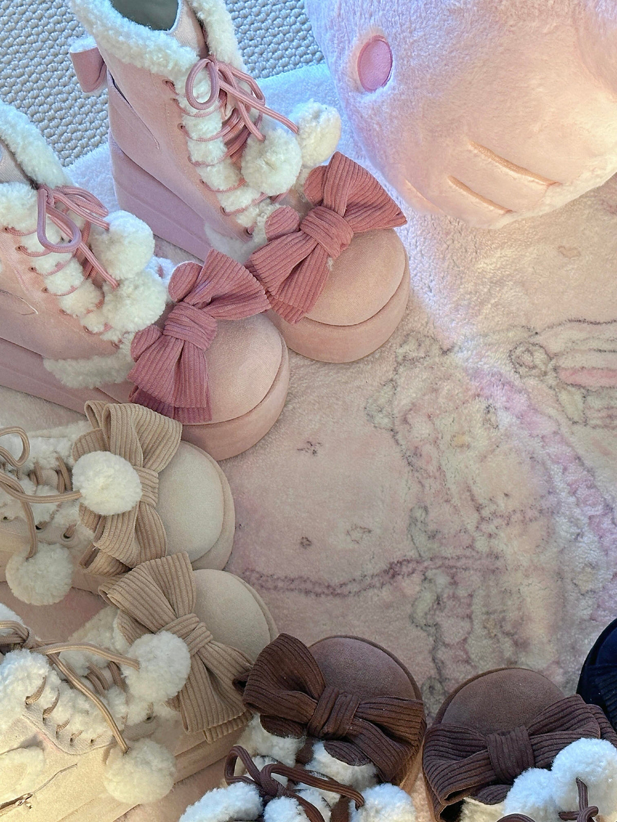 Pom-Pom Snow Heart Boots